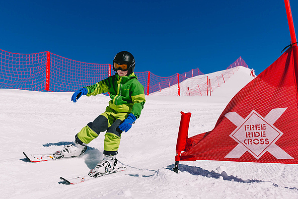 Skifahrer fährt in Kurve um Torflagge