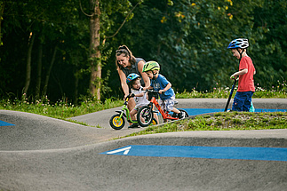 Children on a pump track