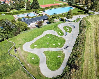 Pumptrack Wiggensbach neben Freibad mit weiten Asphaltwellen
