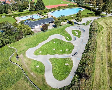 Pumptrack Wiggensbach neben Freibad mit weiten Asphaltwellen