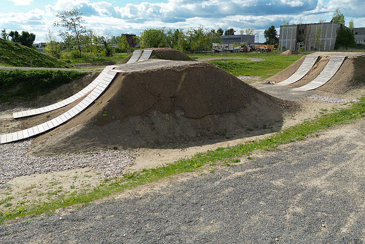 Urban Sports Park Bad Düben – Dirtjump‑Kicker mit hölzernen Absprüngen.