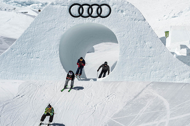 Skicrosser fahren durch eine Röhre aus Schnee in Sölden 2018