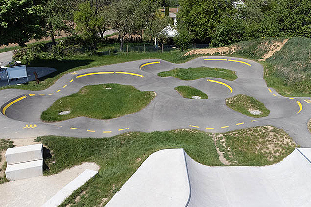 Compact pump track with yellow markings at Urban Sports Park Uhingen