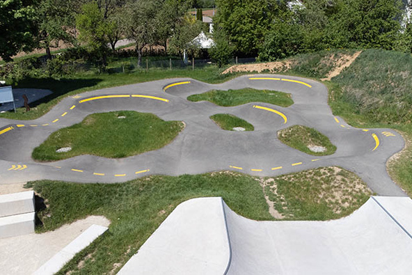Kompakter Pumptrack mit gelben Markierungen im Urban Sports Park Uhingen