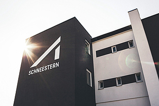 [Translate to Französisch:] Schneestern Company building with logo