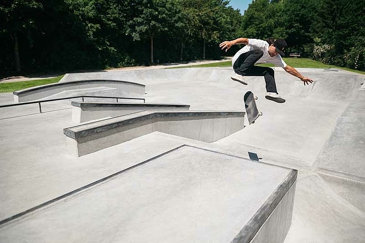 Skateboarder does trick in Ortbeton skatepark
