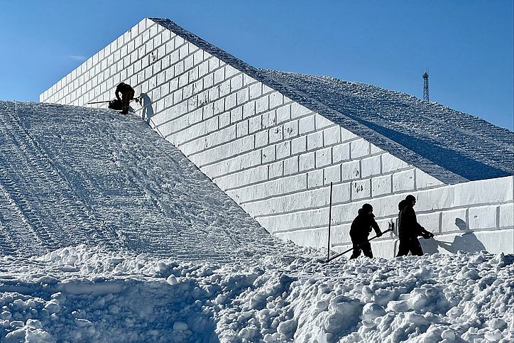 Mitarbeiter bauen die Chinesische Mauer aus Schnee