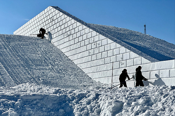 Mitarbeiter bauen die Chinesische Mauer aus Schnee