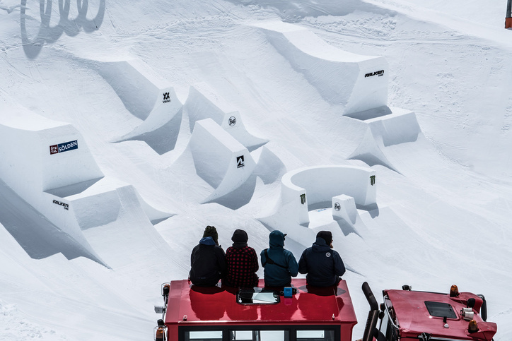[Translate to Französisch:] Shaper sitzen auf Pistenbully und blicken auf Setup der Audi Nines