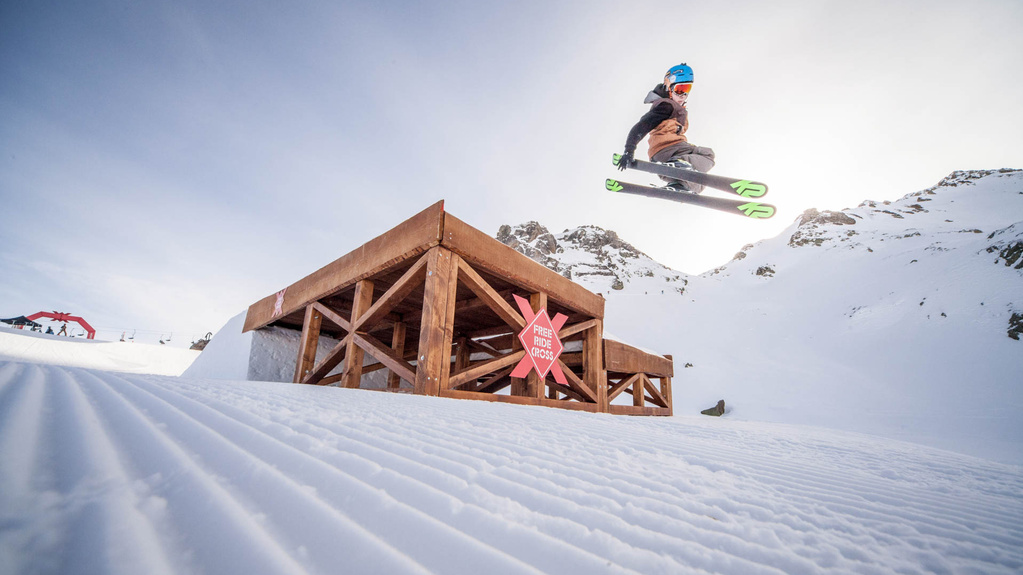 Skifahrer springt über Wooddrop im Freeride Cross Montafon