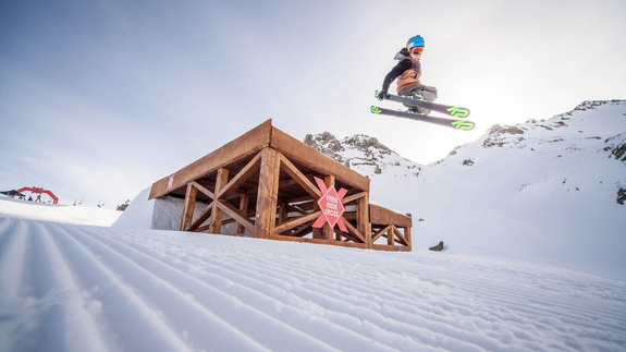 Skifahrer springt über Wooddrop im Freeride Cross Montafon