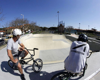 Riders devant le bowl du skatepark de Biscarrosse