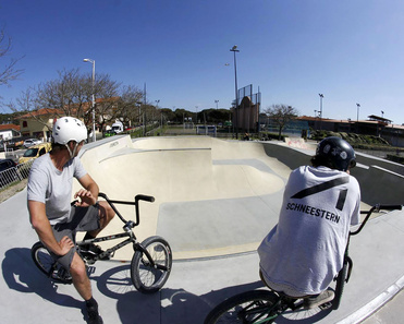 Riders devant le bowl du skatepark de Biscarrosse