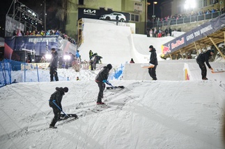 Mitarbeiter formen den Ski-Parcours nach