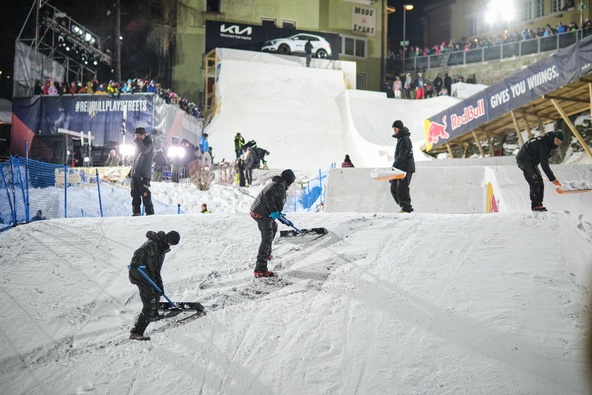 Mitarbeiter formen den Ski-Parcours nach