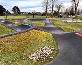 Pumptrack avec herbe à Ibos