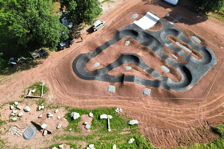 Luftaufnahme des Pumptracks Objat mit geschwungenem Layout