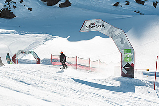 Portal und Bogen mit zwei Skifahrern