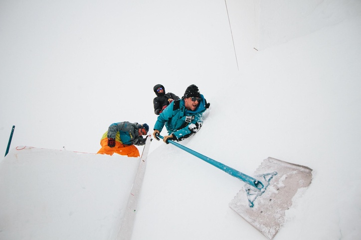 Schneestern Mitarbeiter beim Shapen für die Nine Knights