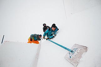Schneestern Mitarbeiter beim Shapen für die Nine Knights