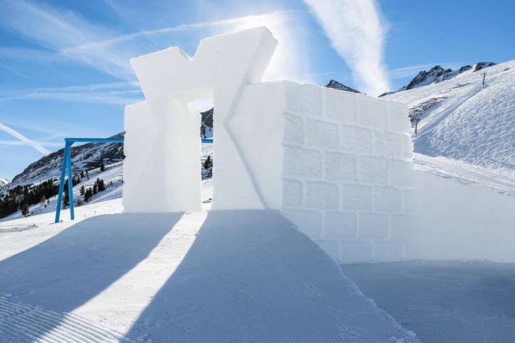 Hexagon Kühtai entrance with large X