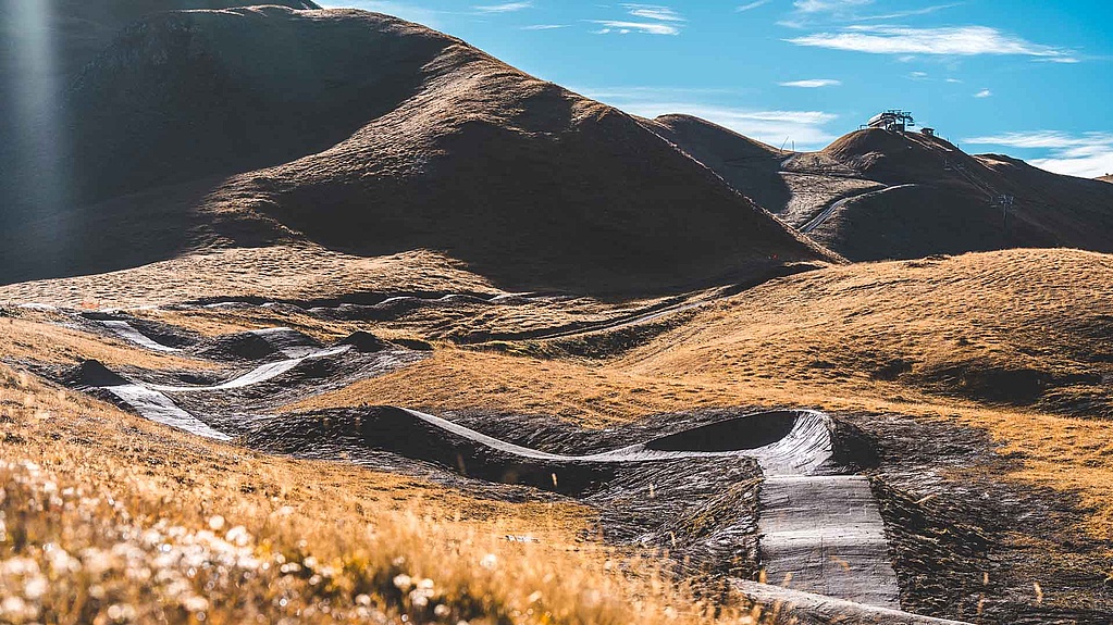 Weitläufige Flow‑Strecke mit Wellen und Anliegern in den Hochalpen von Tignes