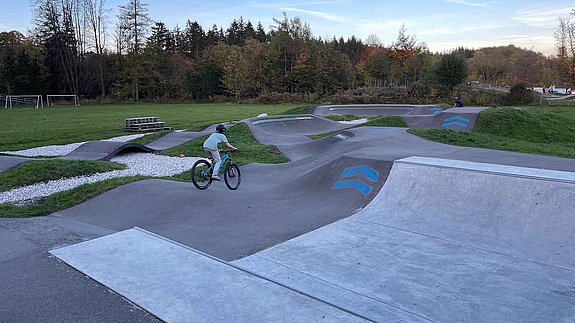 Junger Fahrer mit BMX auf Pumptrack Peißenberg