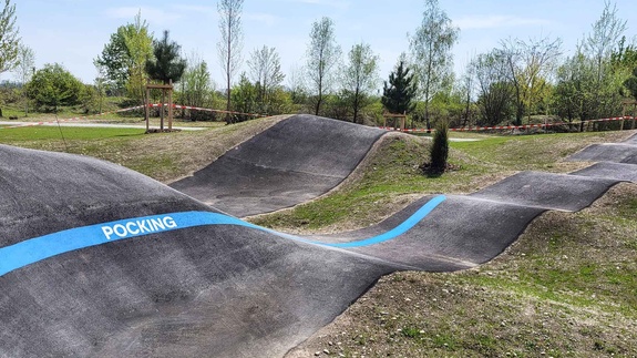 Detailaufnahme Pumptrack Pocking mit blauer Linienführung