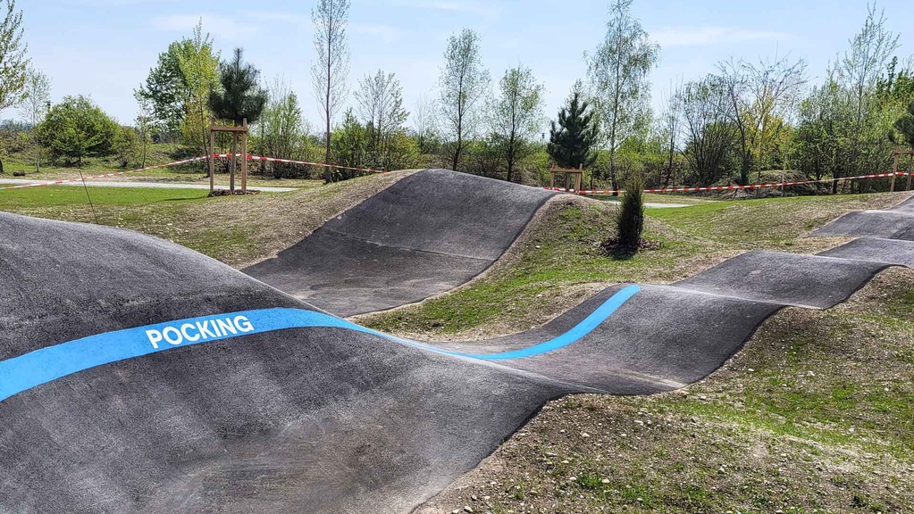 Detailaufnahme Pumptrack Pocking mit blauer Linienführung