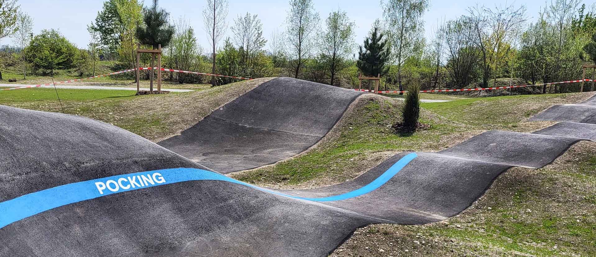 Detailaufnahme Pumptrack Pocking mit blauer Linienführung