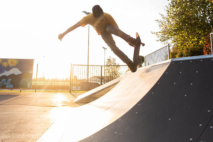 Skater im Skatepark Marktoberdorf auf der Quarterpipe bei Sonnenuntergang