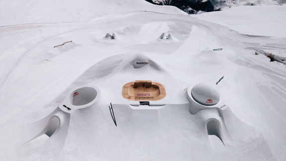 Pro setup at Audi Nines 2023 at Schilthorn with spectacular snow features and kicker lines.