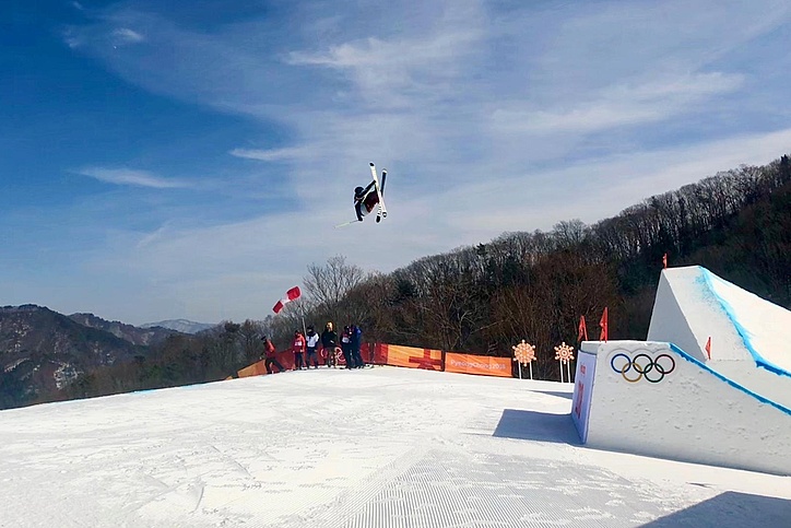 Freeskier springt bei den Olympischen Winterspielen über einen Kicker