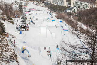 Slopestyle Pyeongchang with chairlift and skyscrapers in the background