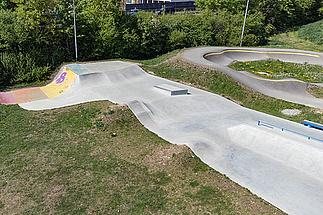 Skatepark mit Bowls und Street-Elementen in Herbrechtingen