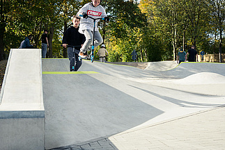 Scooterfahrer jumpt im Skatepark Hennef