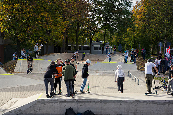 Many children and teenagers in skate park Hennef