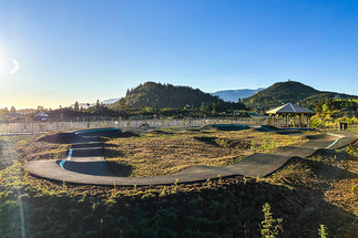 Overview of the complete pump track facility in Le Tampon with multiple lines and a gazebo.