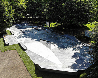 Skatepark am Hirschgarten in München von schräg oben