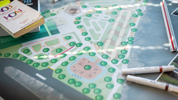 [Translate to Chinesisch:] Book of HOAI guideline and pens lie on a planBook of HOAI guideline and pens lie on a plan