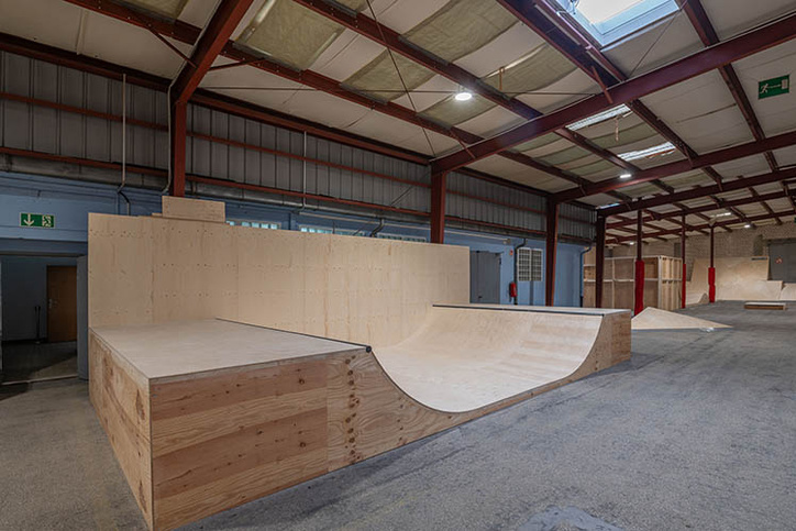Indoor skatehall Fürth with newly built wooden miniramp