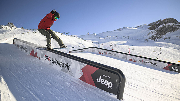 Snowboarder schlittert auf Rail hinab