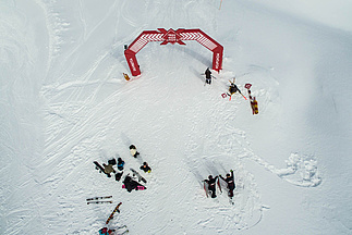 Eingangsbogen zum Freeride Cross Montafon und ein paar Skifahrer von oben