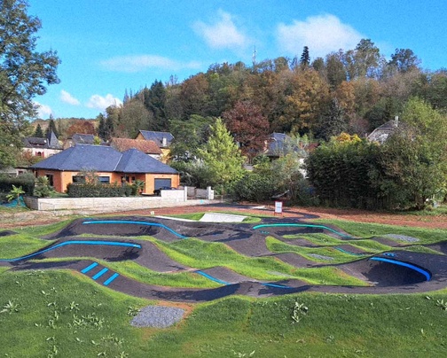 Pumptrack Objat terminé, intégré dans un cadre verdoyant