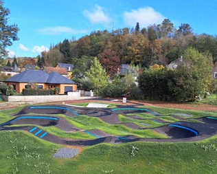 Pumptrack Objat terminé, intégré dans un cadre verdoyant