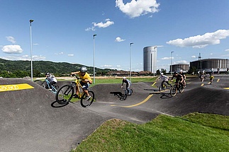 Young cyclists as a group on the pump track
