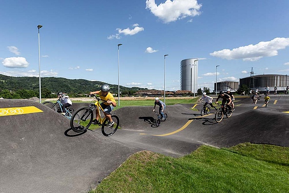 Young cyclists as a group on the pump track