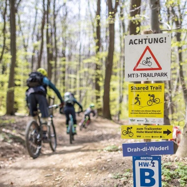 Mountainbiker nutzen MTB Infrastruktur