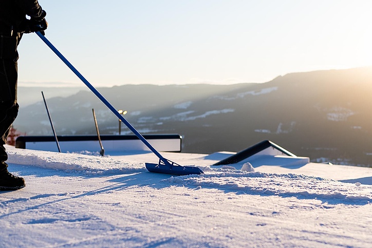 A Schneestern employee shapes the course for the X Games Norway 2020 in Hafjell