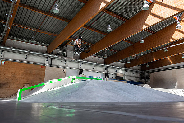 Biker jumpt in the skate hall Innsbruck